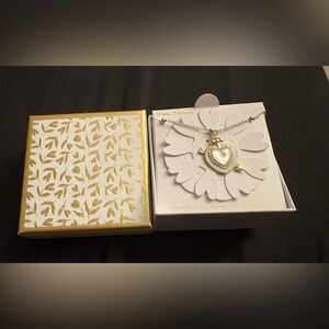 Women’s Gold Flash  Necklace with Mother of Pearl looking inlay Pendant NIB